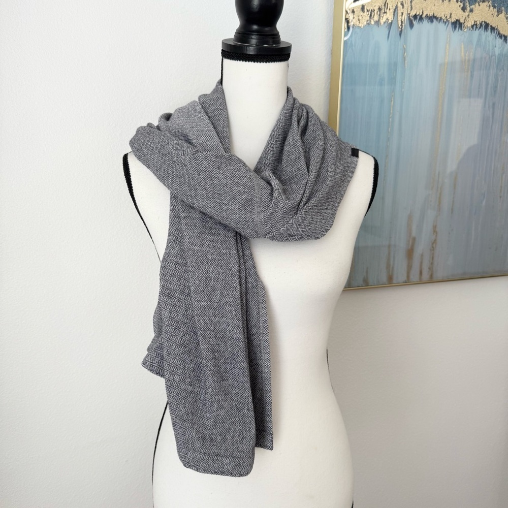 Lululemon Vinyasa Scarf Womens Light Gray Soft Arrow/Chevron Pattern Snap On